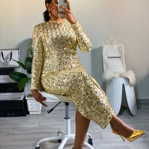 Robe longue dorée à sequins